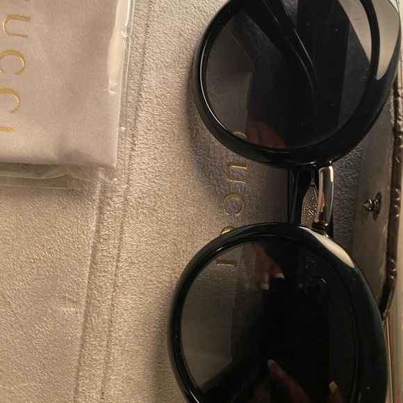 Gucci Sunglasses- classic. Serious buyers only! - Picture 3 of 12
